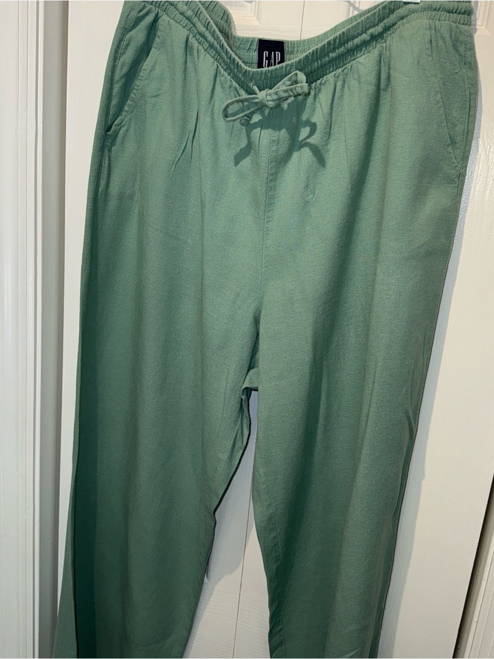 GAP Women's Cropped Drawstring Pants in Sage Green